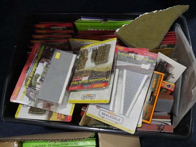 Lot 254 - A large quantity of Hornby Skaledale and other...