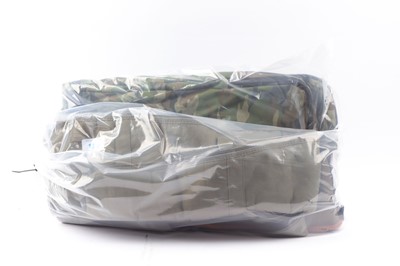 Lot 1319 - 1x large camouflage padded rifle slip and 2x...