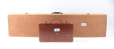 Lot 1423 - Long wooden gun case with fleece lined...