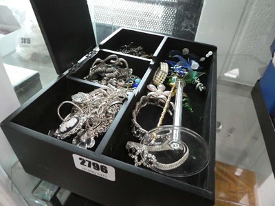Lot 2796 - Jewellery case containing various jewellery...