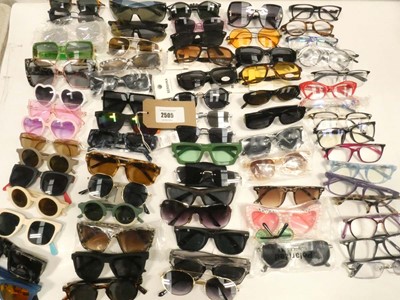 Lot 2505 - Quantity of loose sunglasses and eyewear