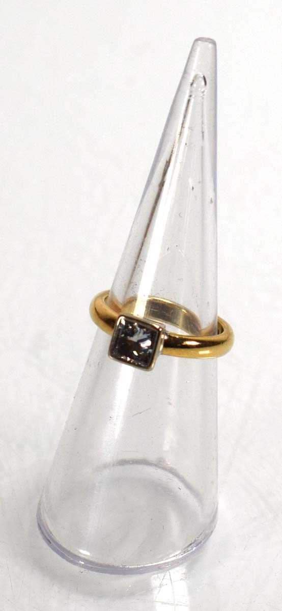 Lot 677 - A 9ct yellow gold ring set princess cut...