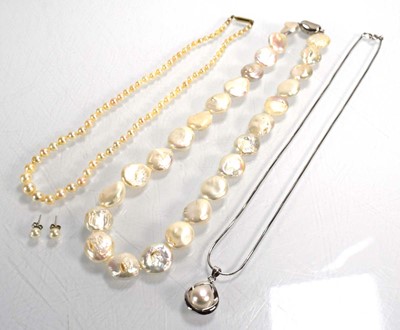 Lot 681 - A single strand graduated cultured pearl...
