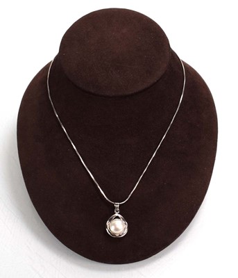 Lot 681 - A single strand graduated cultured pearl...