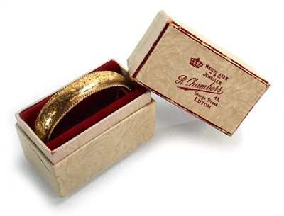 Lot 683 - A 9ct yellow gold florally engraved hinged...