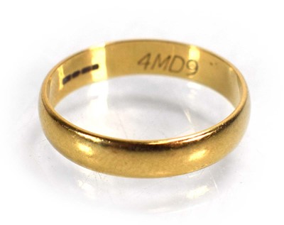 Lot 685 - A 9ct yellow gold wedding band, band w. 3.5 mm,...