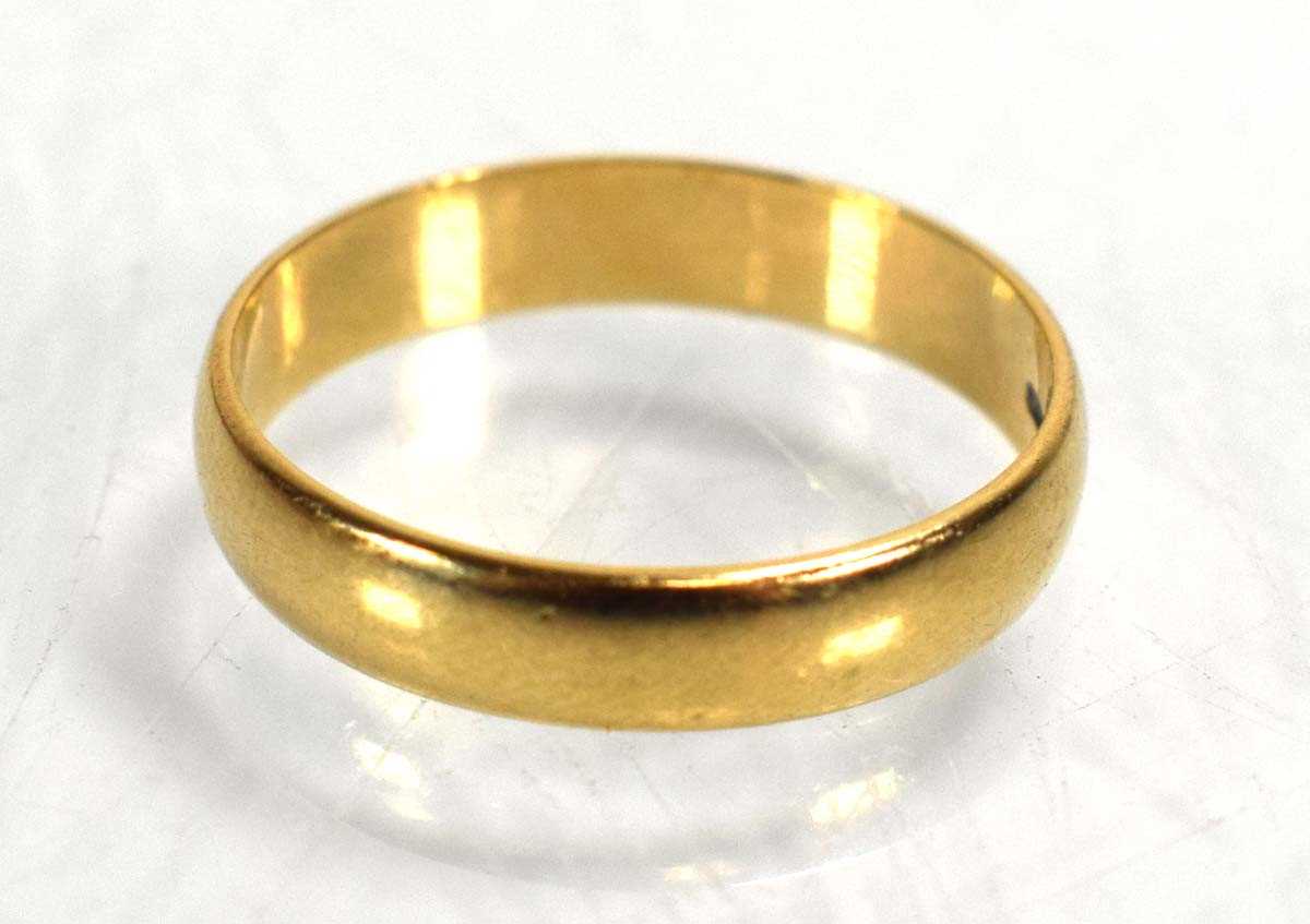 Lot 685 - A 9ct yellow gold wedding band, band w. 3.5 mm,...