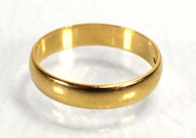Lot 685 - A 9ct yellow gold wedding band, band w. 3.5 mm,...