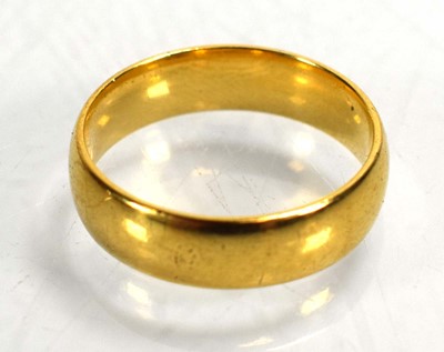 Lot 688 - An 18ct yellow gold wedding band, Birmingham...