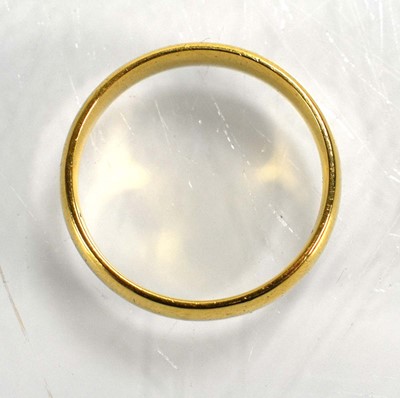 Lot 688 - An 18ct yellow gold wedding band, Birmingham...