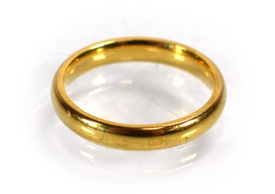 Lot 689 - An 18ct yellow gold wedding band, Birmingham...