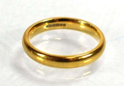 Lot 689 - An 18ct yellow gold wedding band, Birmingham...