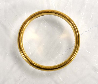 Lot 689 - An 18ct yellow gold wedding band, Birmingham...