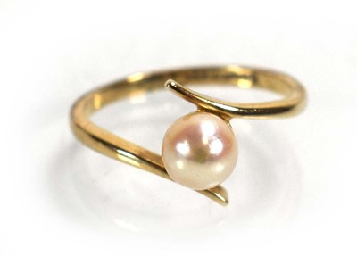 Lot 690 - A 9ct yellow gold crossover ring set cultured...