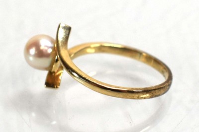 Lot 690 - A 9ct yellow gold crossover ring set cultured...