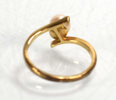 Lot 690 - A 9ct yellow gold crossover ring set cultured...
