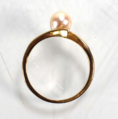 Lot 690 - A 9ct yellow gold crossover ring set cultured...