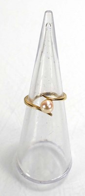 Lot 690 - A 9ct yellow gold crossover ring set cultured...
