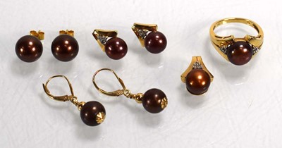 Lot 697 - A 14ct yellow gold ring set brown cultured...