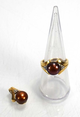Lot 697 - A 14ct yellow gold ring set brown cultured...