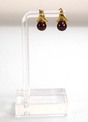 Lot 697 - A 14ct yellow gold ring set brown cultured...