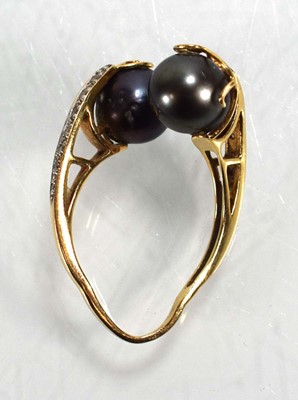 Lot 698 - A 14ct yellow gold crossover ring set Tahitian...