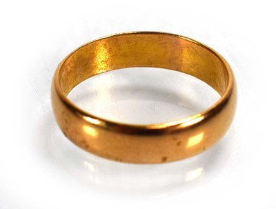 Lot 702 - A 22ct yellow gold wedding band, band w. 4.5...