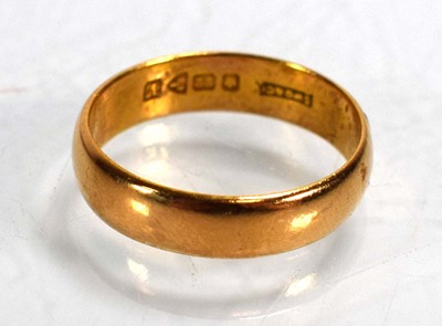 Lot 702 - A 22ct yellow gold wedding band, band w. 4.5...