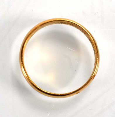 Lot 702 - A 22ct yellow gold wedding band, band w. 4.5...