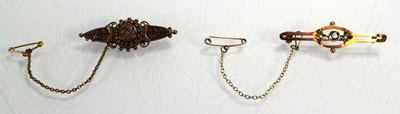 Lot 706 - A 9ct yellow gold bar brooch decorated in the...