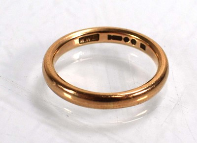 Lot 709 - A 9ct rose gold wedding band, band w. 2 mm,...