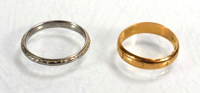 Lot 710 - A late Victorian 18ct yellow gold wedding band,...
