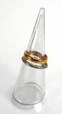 Lot 710 - A late Victorian 18ct yellow gold wedding band,...