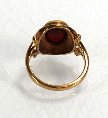 Lot 712 - A 9ct yellow gold ring set cabochon garnet in...