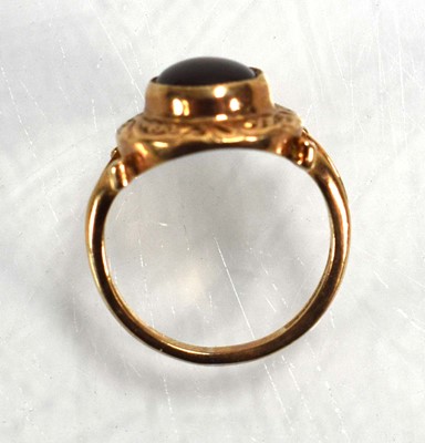 Lot 712 - A 9ct yellow gold ring set cabochon garnet in...