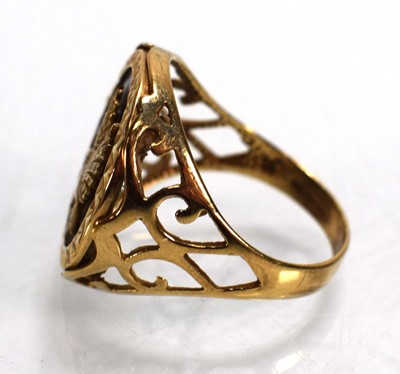 Lot 723 - A 9ct yellow gold signet ring depicting an...