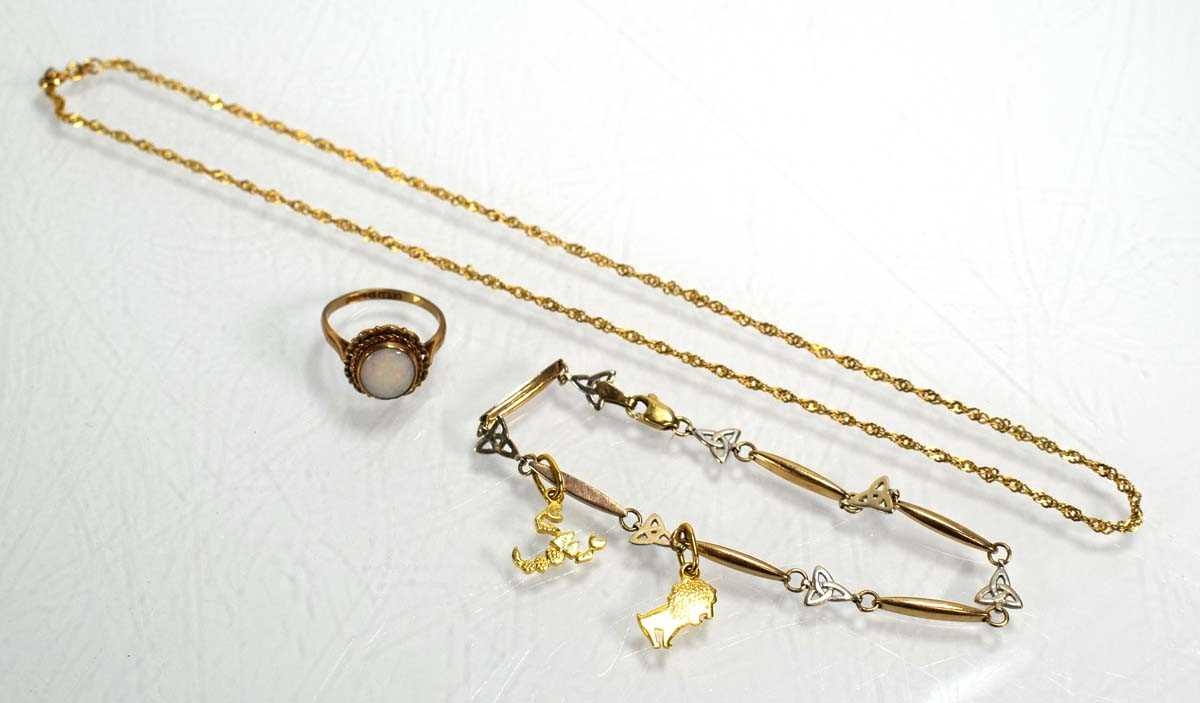 Lot 726 - A group of 9ct yellow gold jewellery...