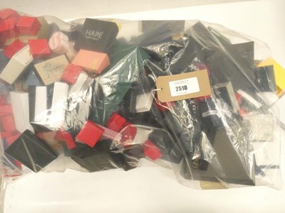 Lot 2510 - Bag containing empty jewellery boxes