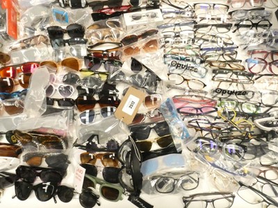 Lot 2512 - Quantity of sunglasses and eyewear
