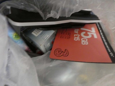 Lot 2574 - Bag of various tech accessories, to include...
