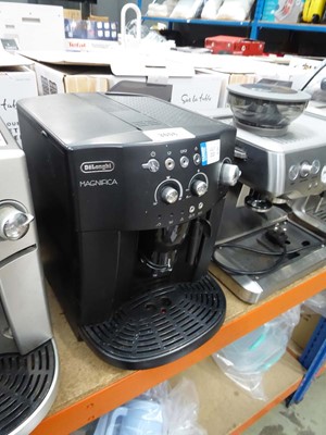 Lot 3006 - De'Longhi Magnifica coffee machine in black...