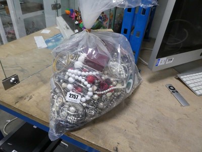 Lot 2757 - Bag of costume jewellery