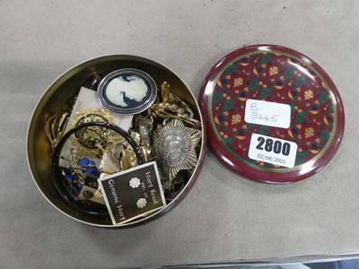 Lot 2800 - Small tin of assorted jewellery to include...