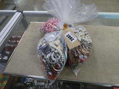 Lot 2802 - 3 small bags of costume jewellery