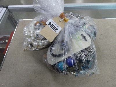 Lot 2804 - 3 small bags of costume jewellery