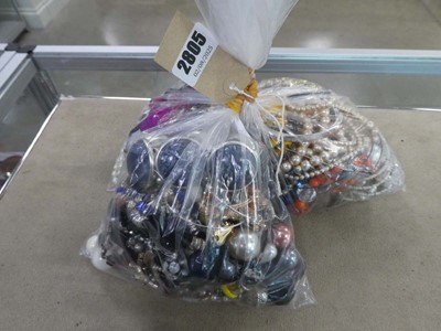 Lot 2805 - 3 small bags of costume jewellery