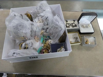 Lot 2788 - 3 boxes of costume jewellery