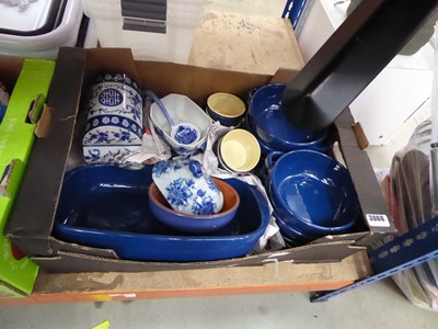 Lot 3066 - Shallow tray containing assorted oven to...