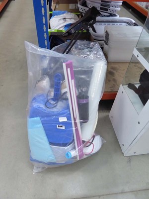 Lot 3067 - Bag containing an assortment of lighting,...