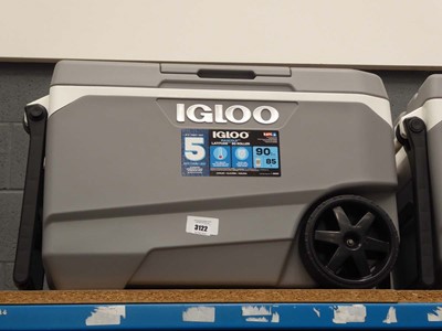 Lot 3122 - Igloo Max Cold Latitude 90 rolling cooler box...